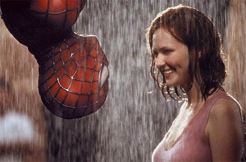Tobey Maguire không thở nổi vì nụ hôn ngược trong ''Người Nhện''